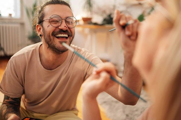 Quelles croisières offrent des ateliers de peinture avec des paysages maritimes en arrière-plan?